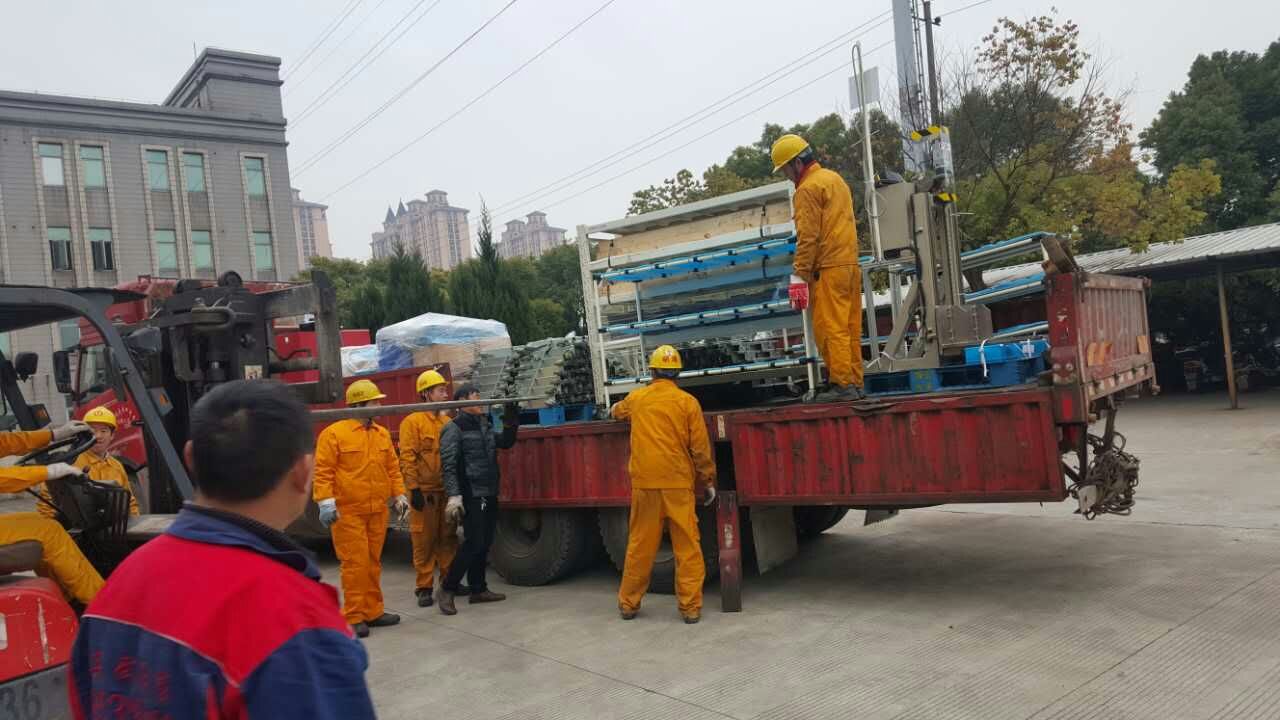 臨平搬家公司貨架搬運現(xiàn)場