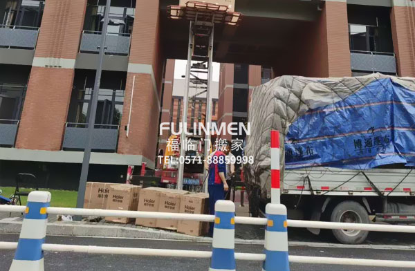 浙江大學(xué)校區(qū)空調(diào)吊裝搬運(yùn)上樓案例